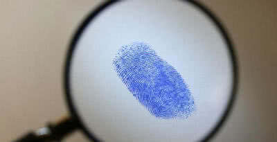 Wie nehmen Fingerabdrücke aus dem Subjekt